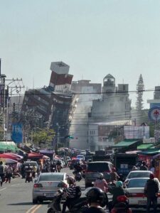 Pasca Gempa Bumi Goncang Taiwan, Gedung Puluhan Tingkat Hampir “Mencium” Tanah
