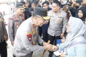 Kapolda Kepri Didampingi Kapolresta Barelang Berikan Tiket Gratis Mudik Di Pelabuhan Domestik Telaga Punggur Kota Batam