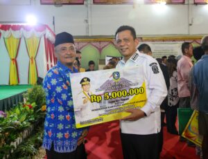 Gubernur Ansar Serahkan Bantuan Kemasyarakatan dan Proyek Infrastruktur Senilai Rp7,45 Miliar  di Tarempa, Anambas