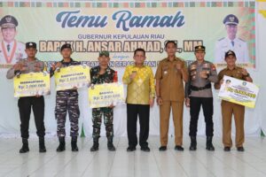 Kunjungi Tiga Kecamatan di Natuna, Gubernur Ansar Serahkan Bantuan Rp15,35 Miliar
