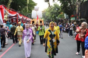 Melintas di Kota Solo, Kendaraan Hias Dekranasda Bintan Turut Meriahkan Parade Defile HKG PKK Ke 52