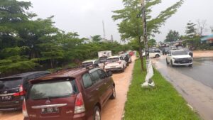 Ruas Jalan di Seberang Mitra Raya Batam Center Banjir Hingga ke Warung Warga