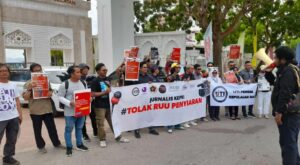 Tolak RUU Penyiaran, Organisasi Pers Demo di Depan Kantor DPRD Kota Batam
