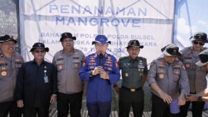 Dalam Rangka Hut Polri  Dan Rakernis Baharkam  Polri KakorPolairud Lakukan Penanaman Mangrove di SulSel