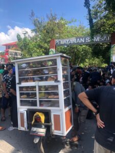 Demo Driver Online, Penjual Roti Kebanjiran Pembeli