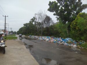 Tumpukan Sampah Di Jalan Kavling Baru Sebarkan Bau Tak Sedap Dan Genangan Air