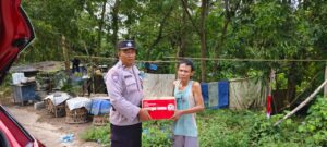 Beri Bantuan kepada Warga, Kapolsek Sekupang: Bansos ini Dalam Rangka HUT Bhayangkara