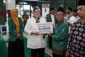 Serahkan Intensif ke Tokoh Agama, Wagub Kepri: Jadikan Perbedaan Sebagai Kekuatan