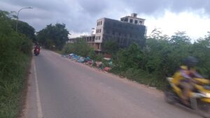 Sampah Berserakan di Bahu Jalan Arah Perumahan Mewah Palazo Garden Batam