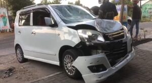 Minibus Hajar Pemotor Penjual Es Keliling Hingga Korban Terpental di Atas Kap Mobil di Magetan