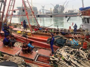 BREAKING NEWS Curi Ikan di Perairan Indonesia, 2 Kapal Ikan Vietnam Ditangkap KP Bisma