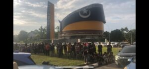 Protes Kaca Mobil Rekan nya Di Pukul  Taksi Pangkalan Bandara Hang Nadim  Ratusan Taksi Online Lakukan Aksi Damai Di Bandara