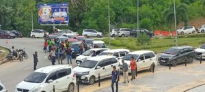 Ricuh Driver Taksi Online Kembali Terjadi Di Batam , Oknum TNI AU Turunkan Paksa Penumpang Dan Barang