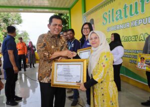 Silaturahmi dengan Masyarakat Pulau Buluh, Gubernur Ansar Serahkan Berbagai Bantuan