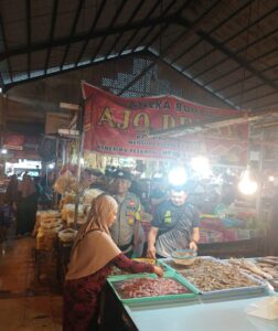 Tingkatkan Silaturahmi, Bhabinkamtibmas Polsek Sekupang Beri Himbauan Bagi Pedagang Pasar