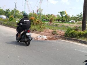 Pengendara Keluhkan Lubang Menganga di Jalan Pahlawan di Sekitar Unrika