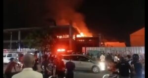 Bangunan Calon Hotel dan Mall ‘Luwes’ di Madiun Terbakar Hebat