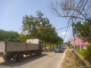 Kabel Listrik Bertegangan Tinggi Jatuh di Jalan Putri Hijau Sagulung