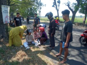 Kurang Hati-hati, Dua Cewek Cakep Boncengan Motor Tubruk Bokong Minibus