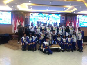 Kadispora Batam Zulkarnain Serahkan Piala Juara Umum Popda IX kepada Wali Kota Batam