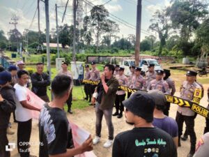 Sering Mati Lampu, Ratusan Masa Gelar Aksi Unjuk Rasa di Kantor PLN dan DPRD Lingga