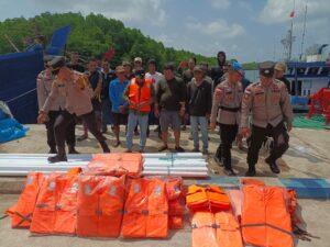 Peduli Keselamatan Nelayan, Polsek Bintan Timur Berikan Peralatan Keselamatan Berlayar
