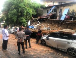 Longsor di Gereja HKBP Lubuk Baja Tiga Mobil  Rusak Parah Tertimpa Runtuhan Tanah