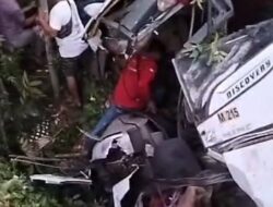 Bus Mira Tabrak Pohon Masuk Parit di Ngawi, Kernet Tewas Puluhan Penumpang Terluka