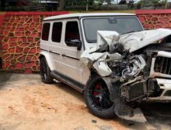 Mobil  Mewah Anak Bos Property Terkenal di Batam Tabrak Truk Trailer