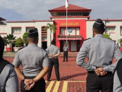 Pimpin Apel Pagi, Kalapas Batam Serahkan Penghargaan Satya Lencana