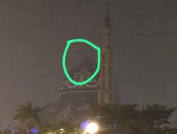 Baru Sehari Diresmikan, Tiang Kubah Masjid Agung Raja Hamidah Roboh Diterjang Angin