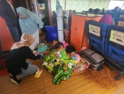 Fasilitas RSUD Anambas dan Ferry Tidak Memadai, Lansia Tempuh 7 jam Beralas Tikar