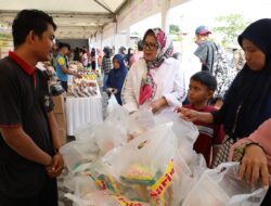 Tinjau GPM, Marlin Borong Dagangan UMKM dan Bagikan Gratis ke Warga