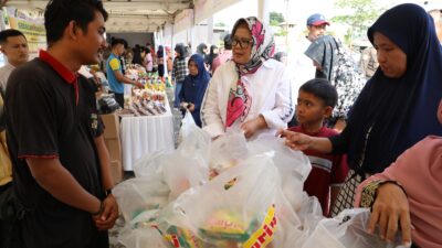 Tinjau GPM, Marlin Borong Dagangan UMKM dan Bagikan Gratis ke Warga