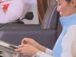 Jadi Perbincangan, Li Claudia Diduga Mengakses Handphone Saat Debat Pilkada Berlangsung