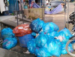 Tidak di Angkut Selama 2 Minggu Lebih Sampah di Ruko Pasar Cipta Puri Berulat Dan Berbau Busuk