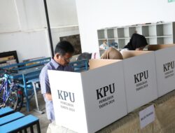 Marlin Agustina dan Keluarga Menjadi Peserta Pertama Menggunakan Hak Pilih di TPS 017