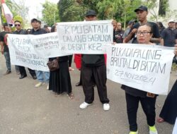 Tuntut KPU Transparan, Puluhan Demonstran Unjuk Rasa di Depan Kantor KPU Batam