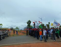 Buruh Batam Demo di Depan Kantor Gubernur Kepri Tuntut Kenaikan UMSK dan UMK