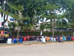 Tuntut Kenaikan Upah, Buruh FSPMI Batam Unjuk Rasa di Depan Kantor Graha Kepri