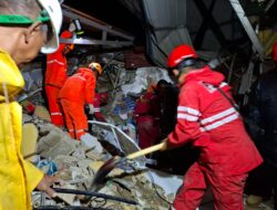 BREAKINGNEWS! 3 Rumah Tertimbun Tanah Longsor di Tiban Koperasi