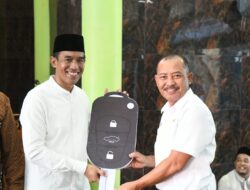 Sekdaprov Kepri Serahkan Hibah  Mobil Ambulance ke Yayasan Asy Syuhadaa Bandar Insani Batam