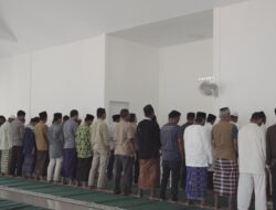PT TPM Gelar Sholat Jumat Perdana Bersama Warga Relokasi Tembesi Tower di Masjid Al – Ghofur Sei Daun Piayu