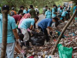 HARRIS Resort Waterfront Batam dan HARRIS Hotel Batam Center Bersatu Bersihkan Kawasan Tanjung Riau di Momen HPSN 2025