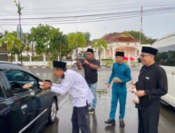 PWI Tanjungpinang dan Aston Kolaborasi Bagi Takjil di Tepilaut