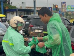 Wujud Toleransi, Komisi Pemuda PGIW Kepri Gandeng Pemuda Gereja Bagi-bagi Takjil