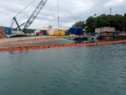 Diduga Kelebihan Muatan, Kapal KM. Sejahtera 20 Terbalik