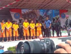BNN RI Bakar Sabu 2 Ton di Alun-alun Engku Putri, 6 Tersangka Dipertontonkan ke Masyarakat