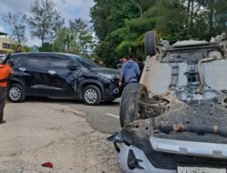 Disenggol Lori Tanah, 2 Mobil Mewah  Rusak Parah dan Terbalik