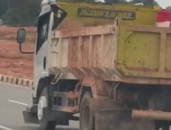 Kapolsek Nongsa Hentikan Dump Truk Yang Pasang  Bendera One Piece, Diganti Bendera Merah Putih